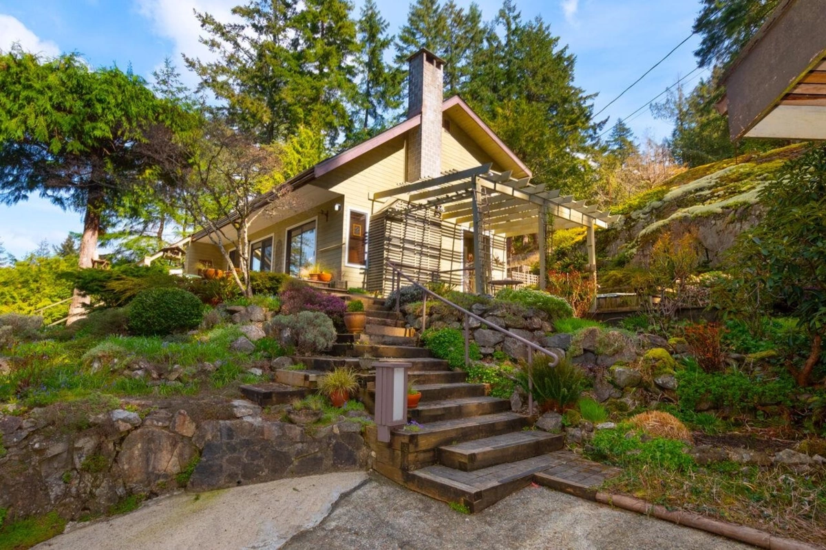 Living Room Photo of 839 Captain's Way, Bowen Island, BC