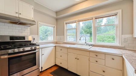 Guest Bathroom Photo of 11185 272 Street, Maple Ridge, BC