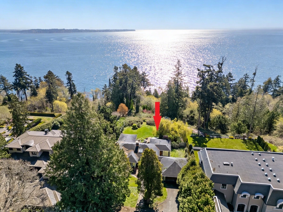 Living Room Photo of 13706 Marine Drive, White Rock, BC