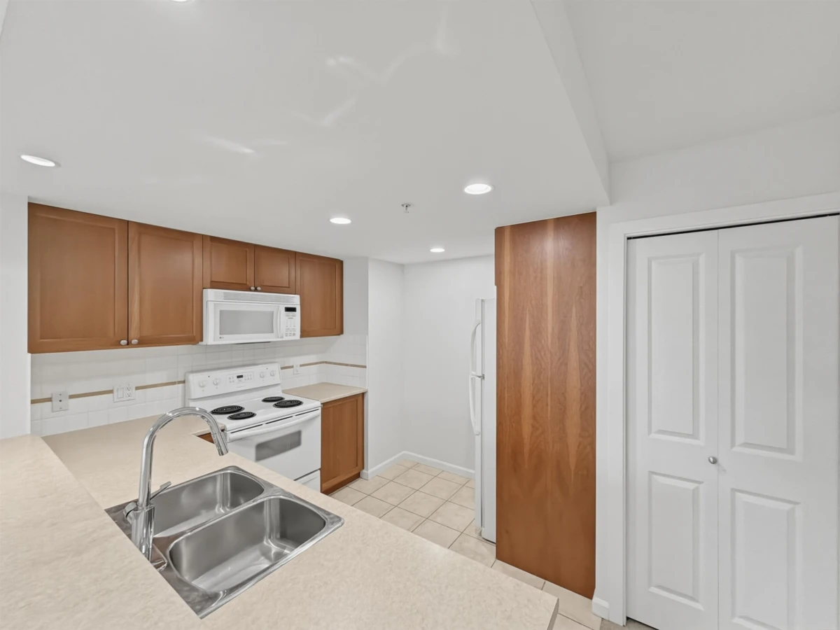 Dining Area Photo of 906 235 Guildford Way, Port Moody, BC