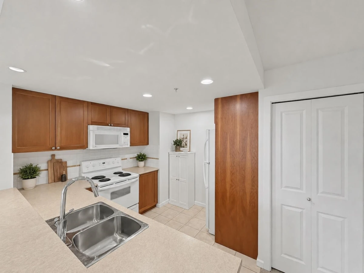 Family Room Photo of 906 235 Guildford Way, Port Moody, BC