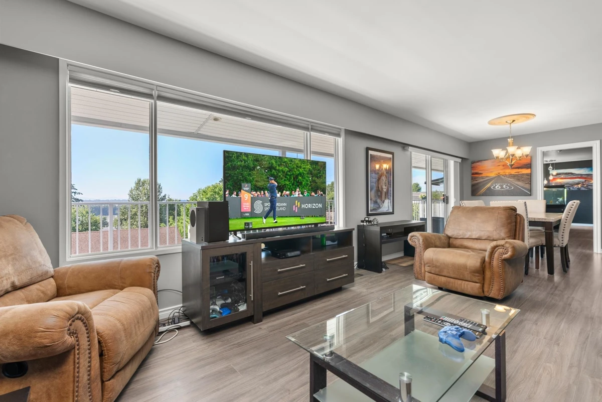 Living Room Photo of 33580 5th Avenue, Mission, BC