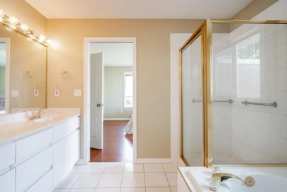 Primary Bathroom Photo of 134 15550 26 Avenue, Surrey, BC