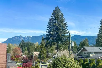 Entry Foyer Photo of 2029 Philip Avenue, North Vancouver, BC
