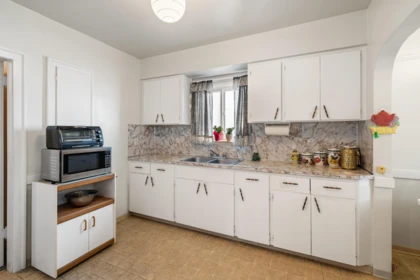 Kitchen Island Photo of 2578 Oxford Street, Vancouver, BC