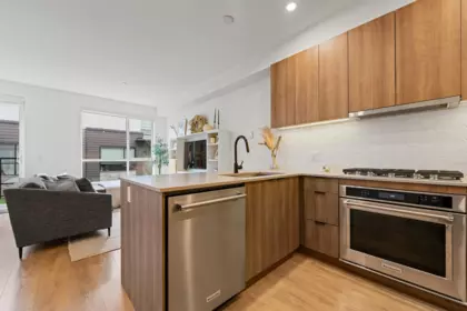 Kitchen Island Photo of 7 533 E 3rd Street, North Vancouver, BC