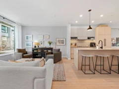 31 528 E 2nd Street, North Vancouver, BC