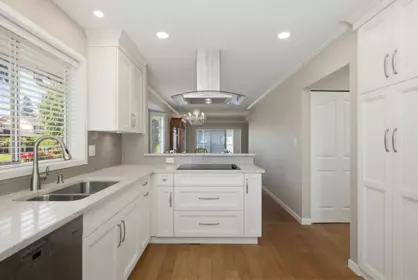 Kitchen Island Photo of 1 32615 Murray Avenue, Abbotsford, BC