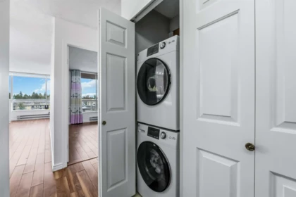Guest Bathroom Photo of 701 14881 103a Avenue, Surrey, BC