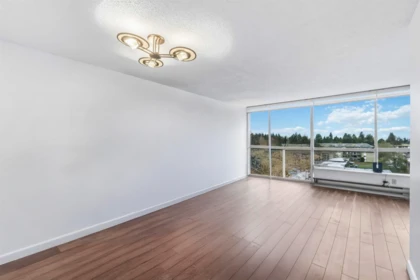 Kitchen Photo of 701 14881 103a Avenue, Surrey, BC