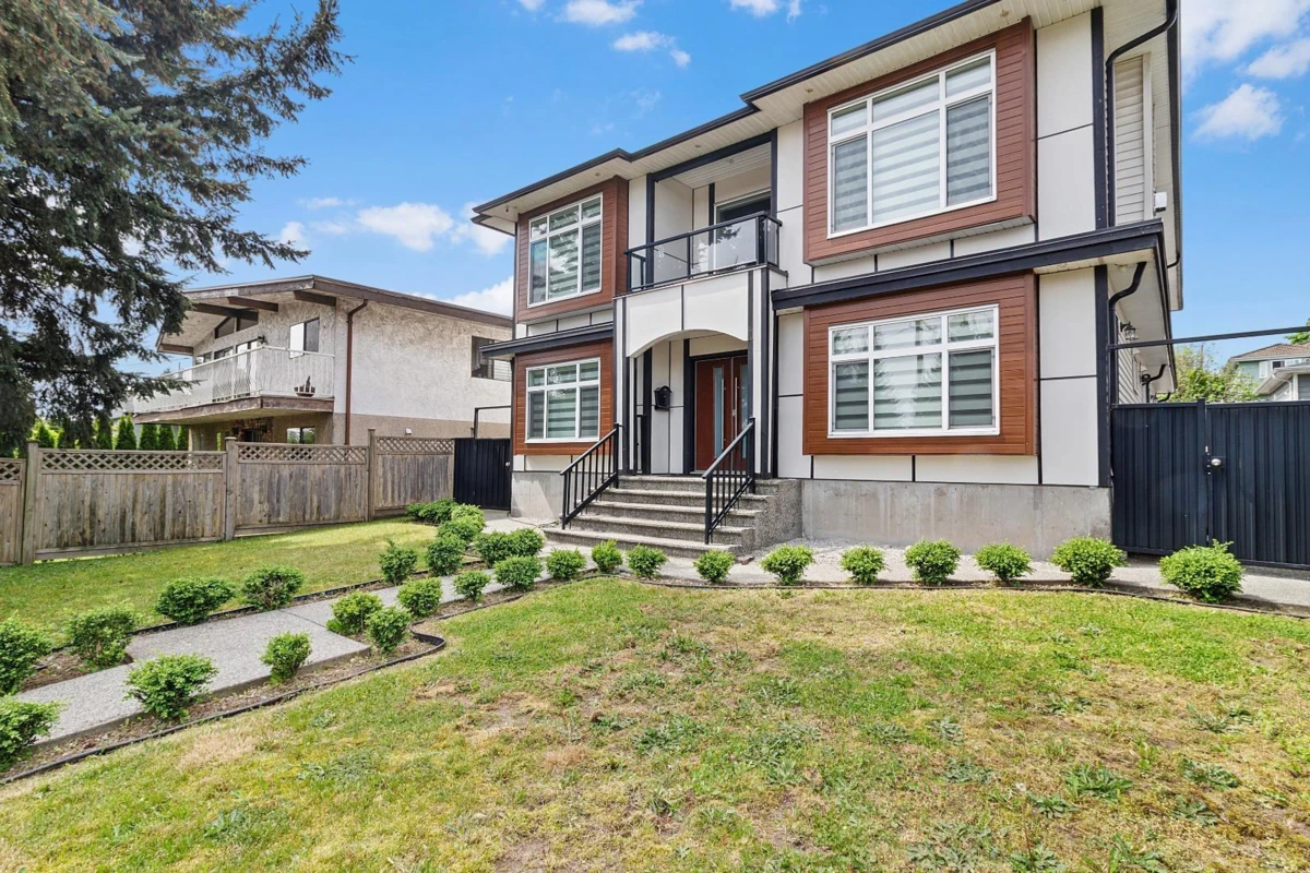 Family Room Photo of 8175 10th Avenue, Burnaby, BC