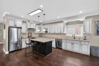 Kitchen Island Photo of 6692 193a Street, Surrey, BC