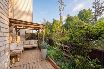 Front Yard Photo of 105 15265 Roper Avenue, White Rock, BC