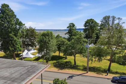 Front Yard Photo of 303 15747 Marine Drive, White Rock, BC