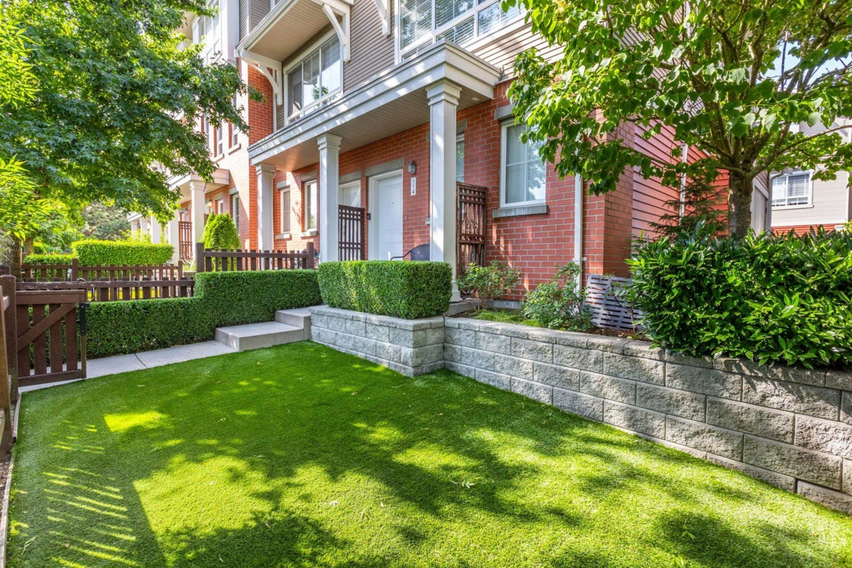 Family Room Photo of 114 19505 68a Avenue, Surrey, BC