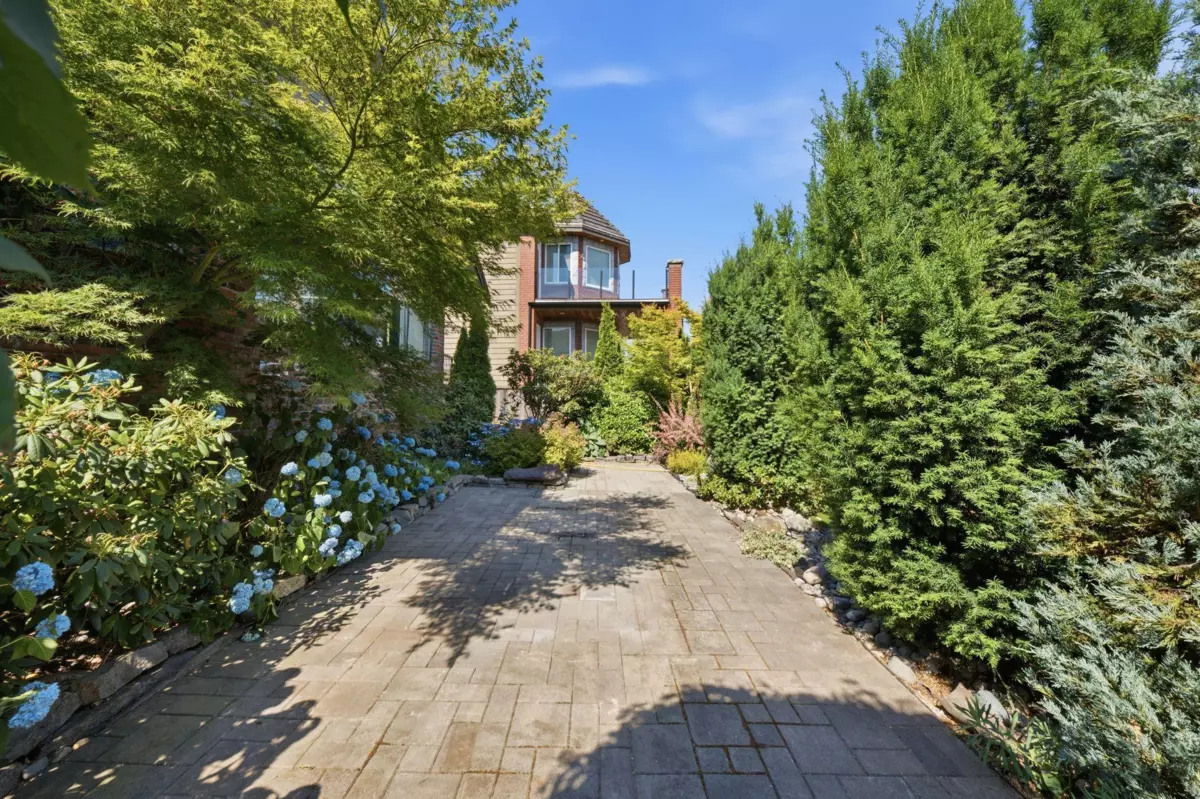 Family Room Photo of 12222 100 Avenue, Surrey, BC