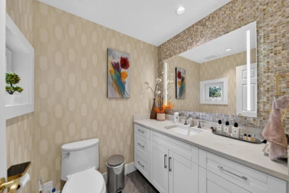 Hallway Photo of 1572 Chippendale Court, West Vancouver, BC
