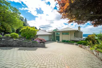 Kitchen Photo of 1572 Chippendale Court, West Vancouver, BC