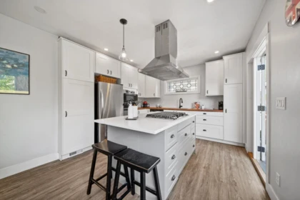Kitchen Island Photo of 306 Ninth Avenue, New Westminster, BC