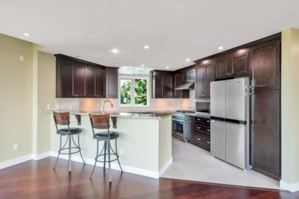 Kitchen Island Photo of 504 14824 North Bluff Road, White Rock, BC