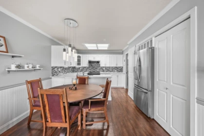 Kitchen Island Photo of 2 32925 Maclure Road, Abbotsford, BC