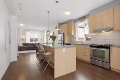 Kitchen Island Photo of 14 31032 Westridge Place, Abbotsford, BC