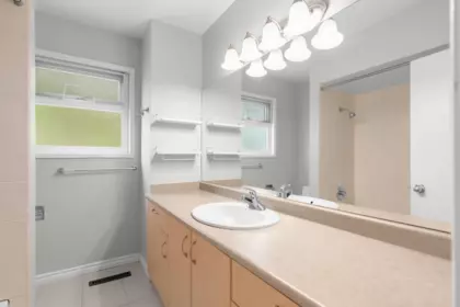 Walk-In Closet Photo of 10080 Aintree Crescent, Richmond, BC
