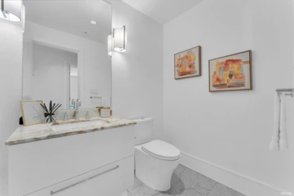 Entry Foyer Photo of 1106 1500 Martin Street, White Rock, BC