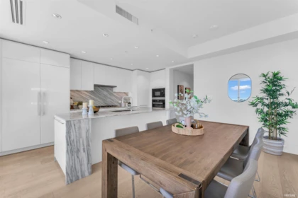 Kitchen Island Photo of 1106 1500 Martin Street, White Rock, BC