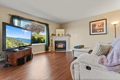 Kitchen Island Photo of 42 34332 Maclure Road, Abbotsford, BC