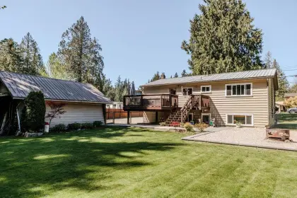5620 Wakefield Road, Sechelt, BC, Sechelt — Single Family Residence for sale