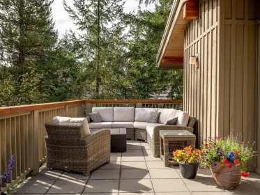 9552 Emerald Drive, Whistler, BC, Whistler — Single Family Residence for sale