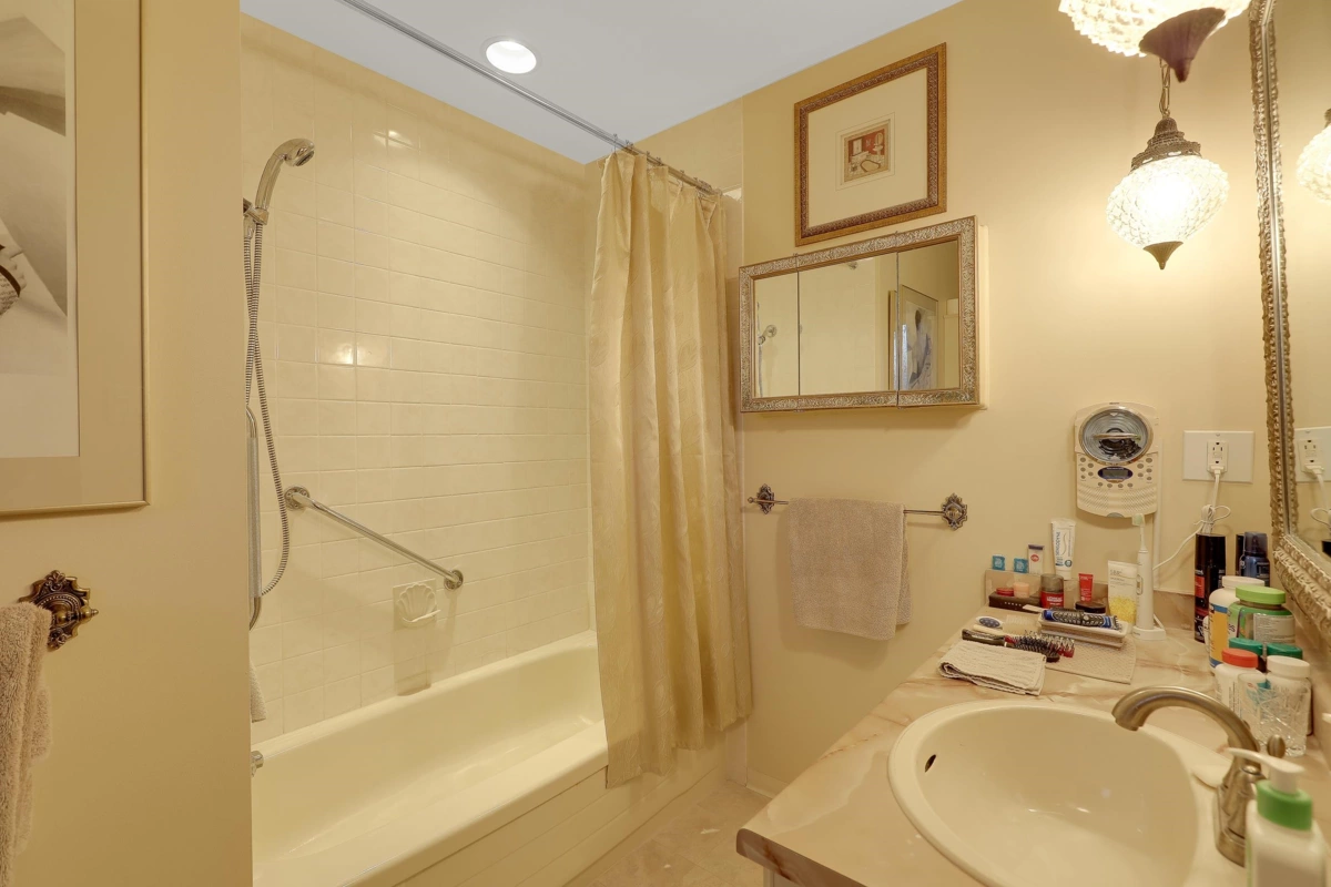 Guest Bathroom Photo of 567 Tralee Place, Delta, BC