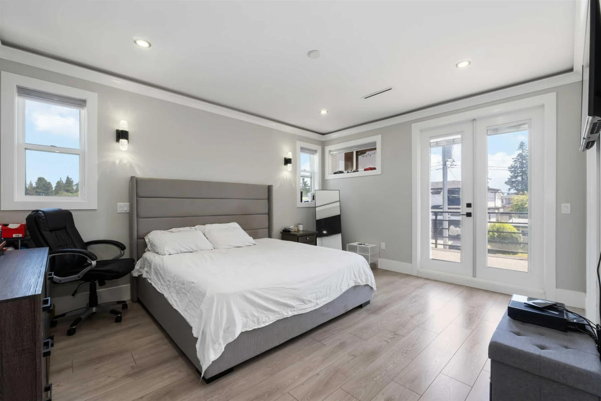 Entry Foyer Photo of 32235 Pineview Avenue, Abbotsford, BC