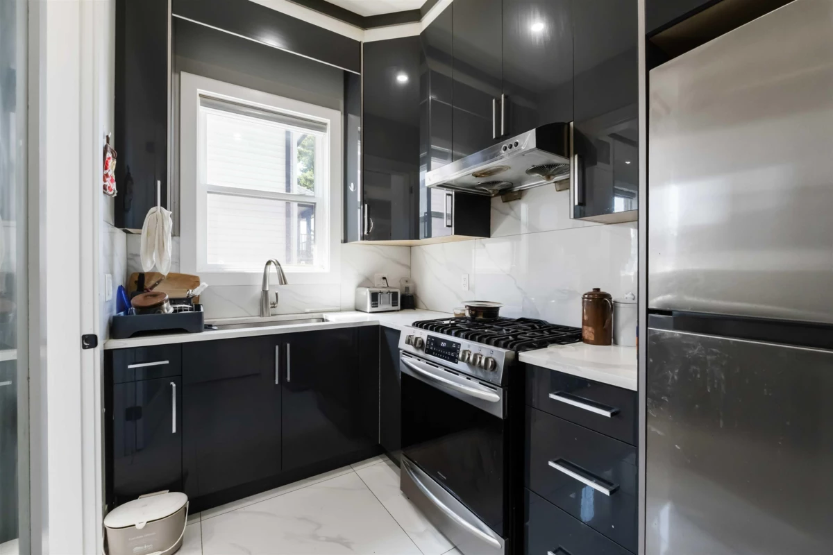 Guest Bathroom Photo of 32235 Pineview Avenue, Abbotsford, BC