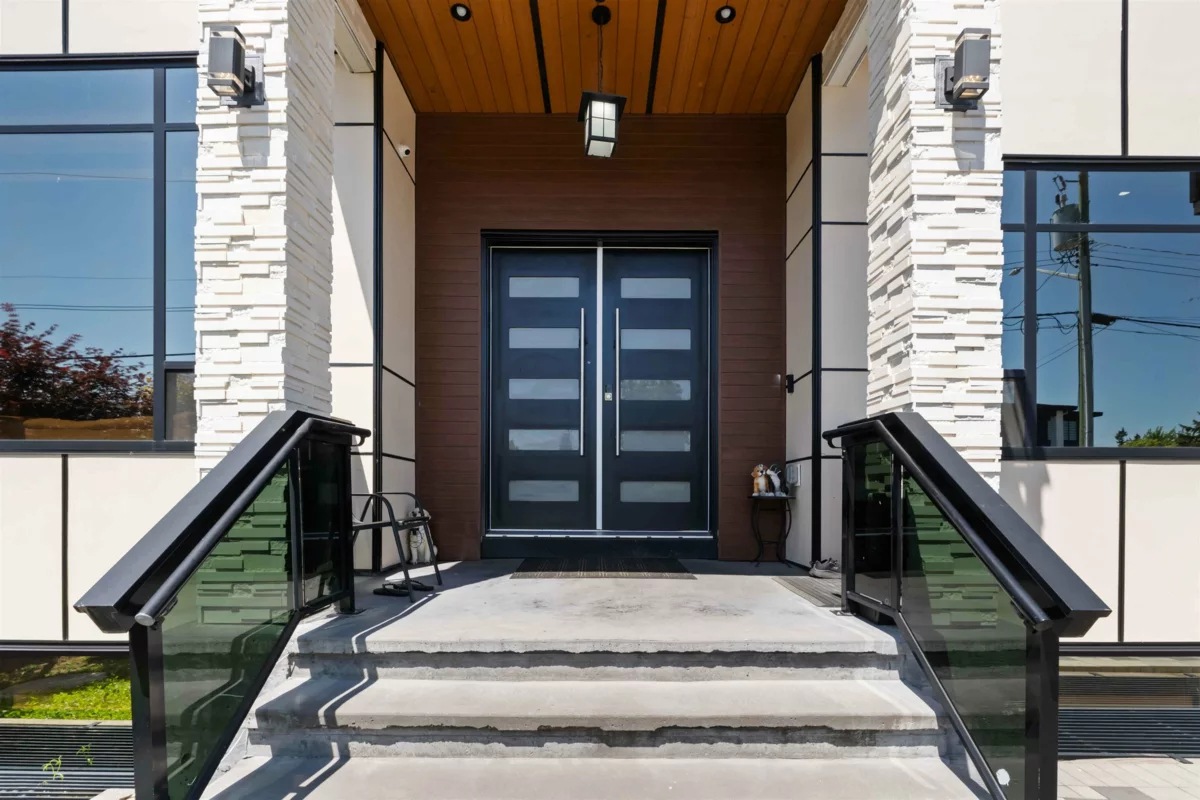 Living Room Photo of 32235 Pineview Avenue, Abbotsford, BC