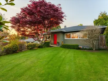 268 Holyrood Road, North Vancouver, BC, North vancouver — Single Family Residence for sale