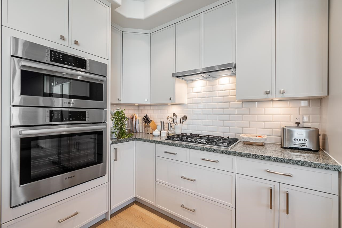 Kitchen Island Photo of 10 5130 Ashfeild Road, West Vancouver, BC