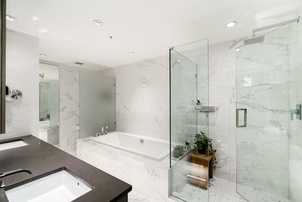 Entry Foyer Photo of 305 210 Salter Street, New Westminster, BC