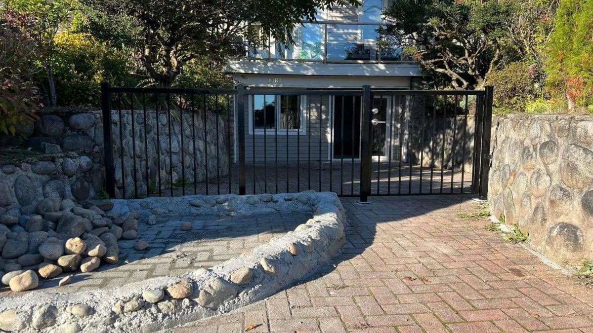 Living Room Photo of 1361 Inglewood Avenue, West Vancouver, BC