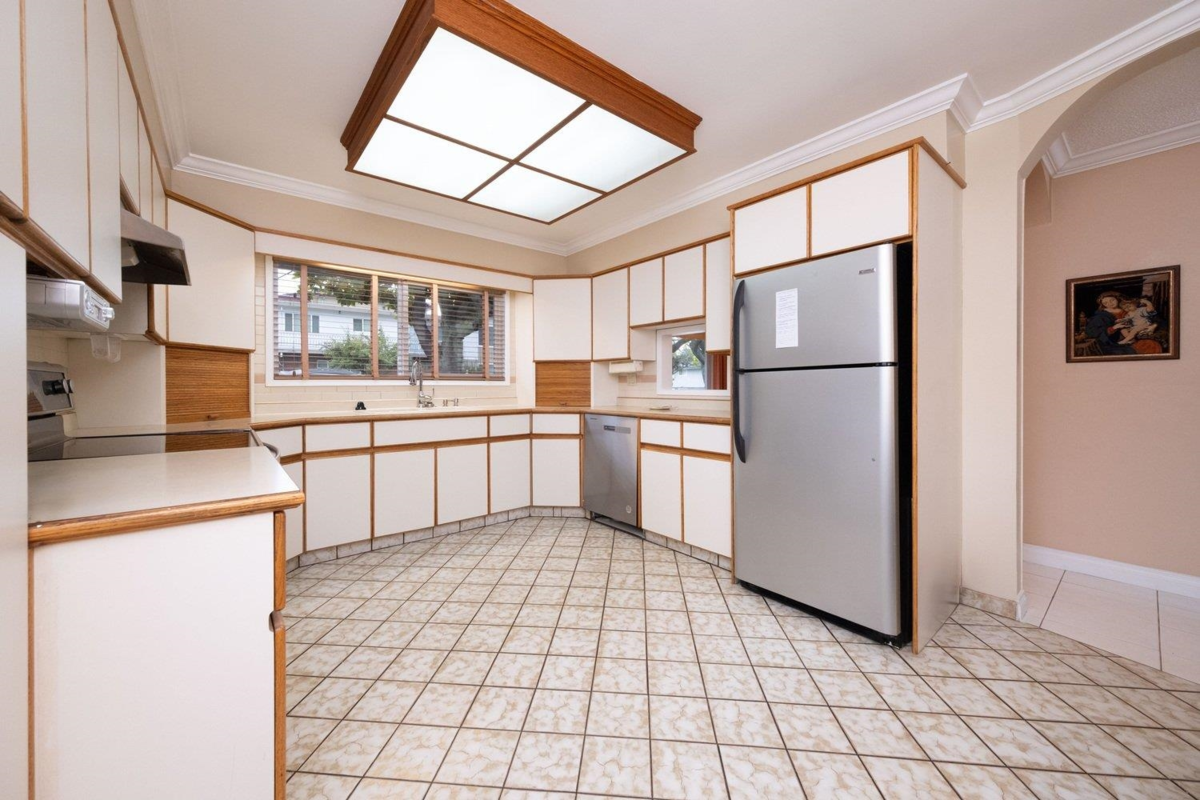 Kitchen Island Photo of 775 Esmond Avenue, Burnaby, BC