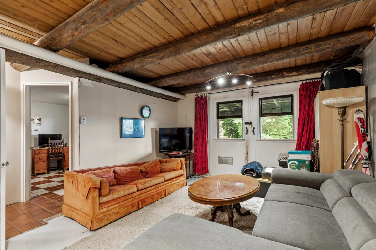 Entry Foyer Photo of 10588 Shaw Street, Mission, BC
