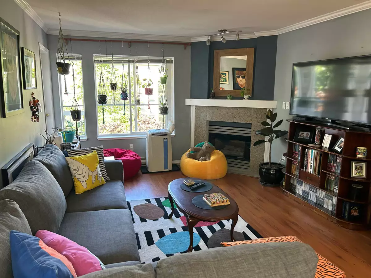 Kitchen Photo of 304 10665 139 Street, Surrey, BC