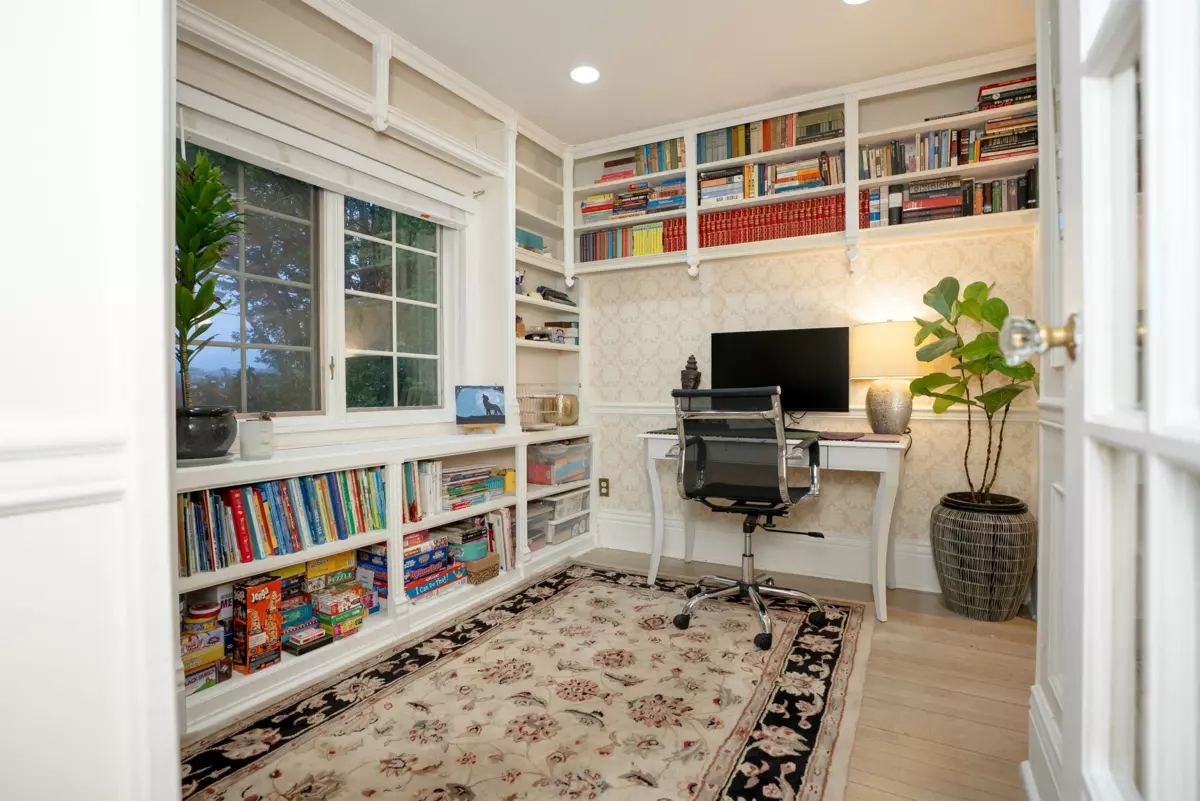 Staircase Photo of 124 Sixth Avenue, New Westminster, BC