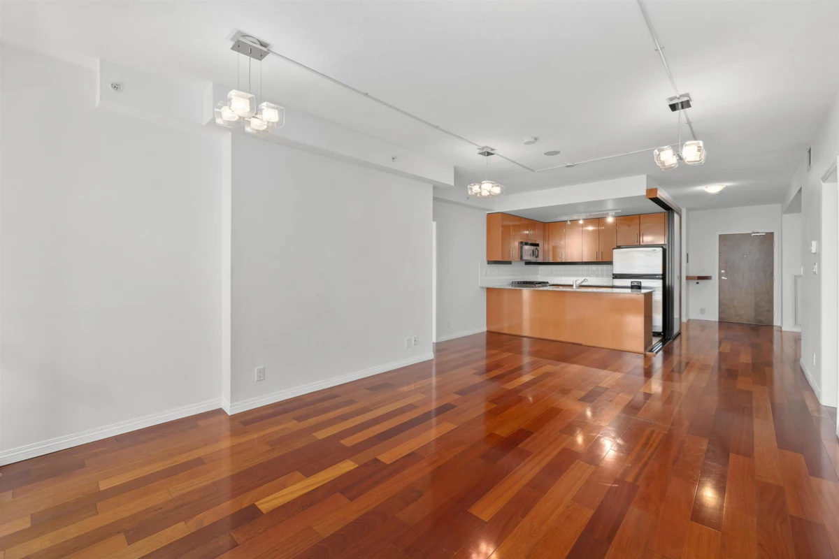 Entry Foyer Photo of 307 100 E Esplanade Avenue, North Vancouver, BC