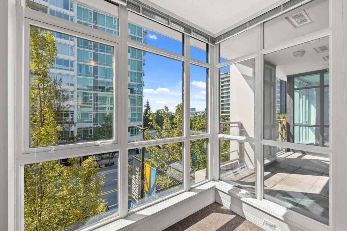 Hot Tub / Spa Photo of 307 100 E Esplanade Avenue, North Vancouver, BC