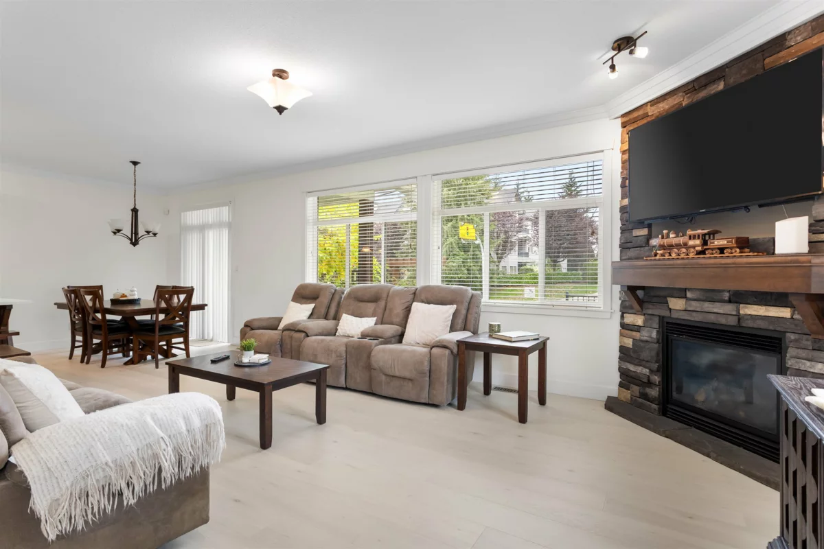 Breakfast Nook Photo of 3 34130 Old Yale Road, Abbotsford, BC