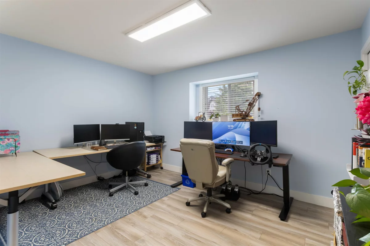 Walk-In Closet Photo of 3 34130 Old Yale Road, Abbotsford, BC