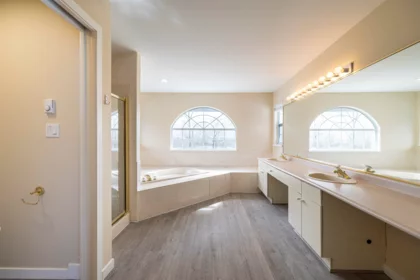 Hallway Photo of 470 Riverview Crescent, Coquitlam, BC