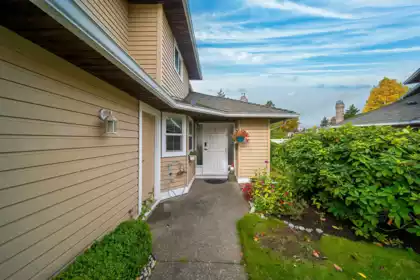Kitchen Photo of 117 15121 19 Avenue, Surrey, BC
